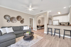 Bright & Modern 2BR Condo with Pool & Hot tub, near Disney!